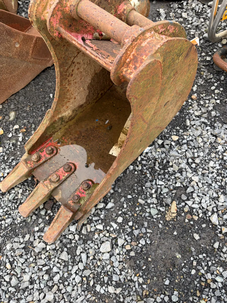 1ft scoop bucket 35mm pins for sale - Image 1