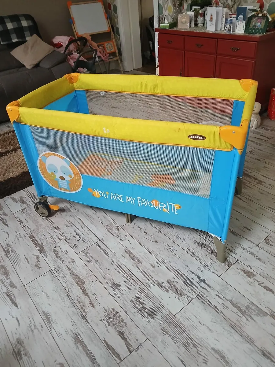 Play pen/ travel cot