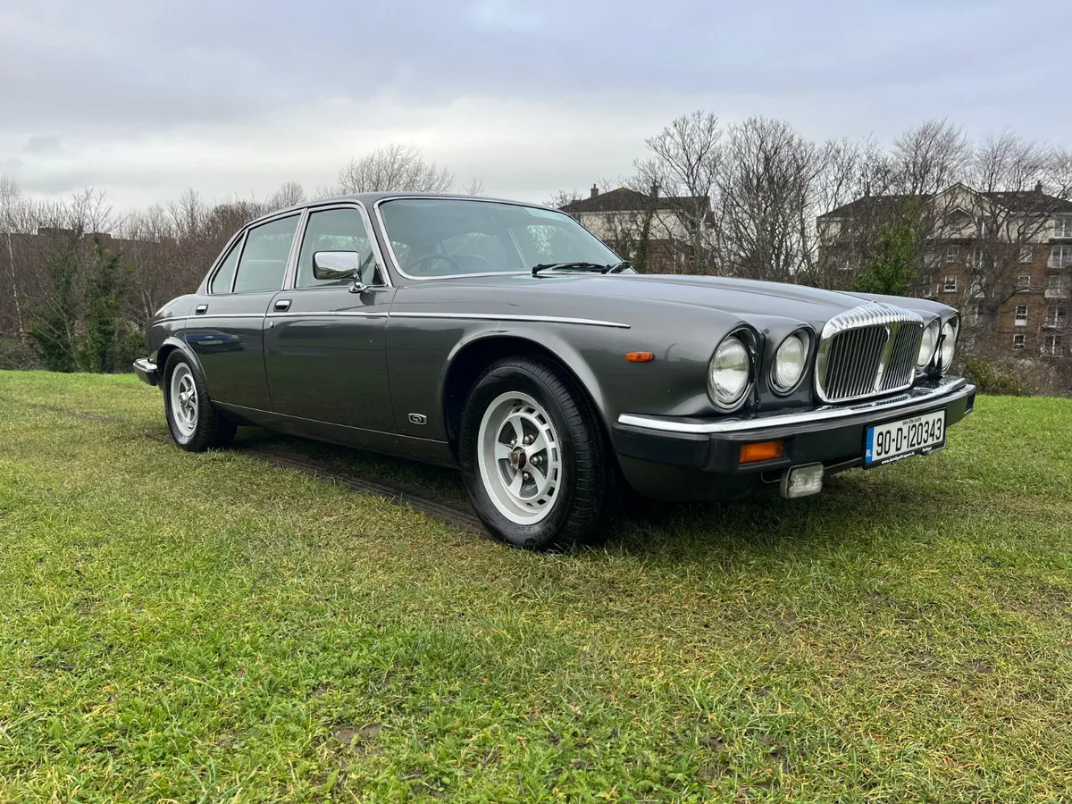 ONLINE AUCTION 1990 DAIMLER DOUBLE SIX - Image 1