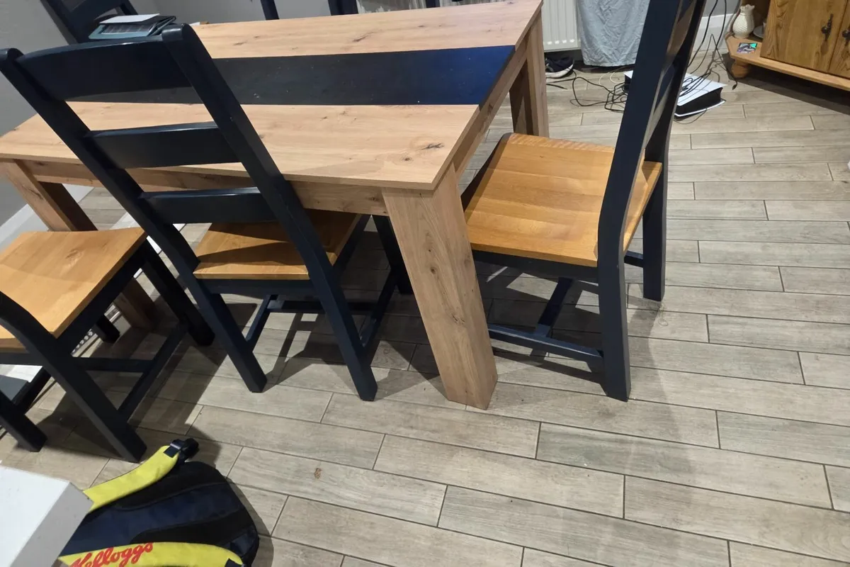 Kitchen table and chairs - Image 1