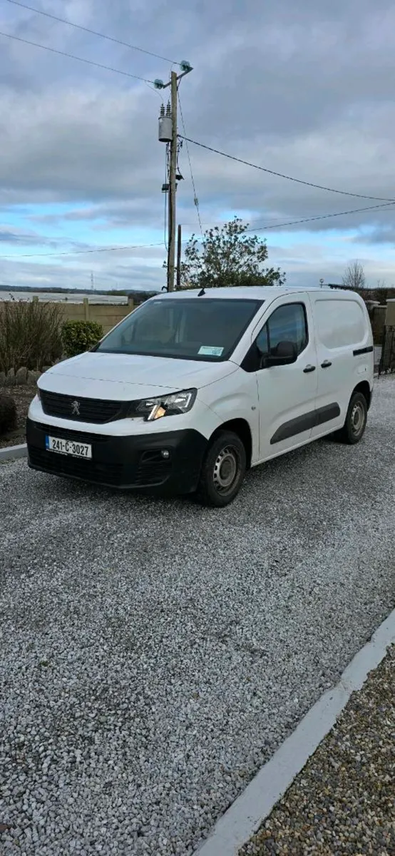 Peugeot Van Mint Still in dealer warranty - Image 4