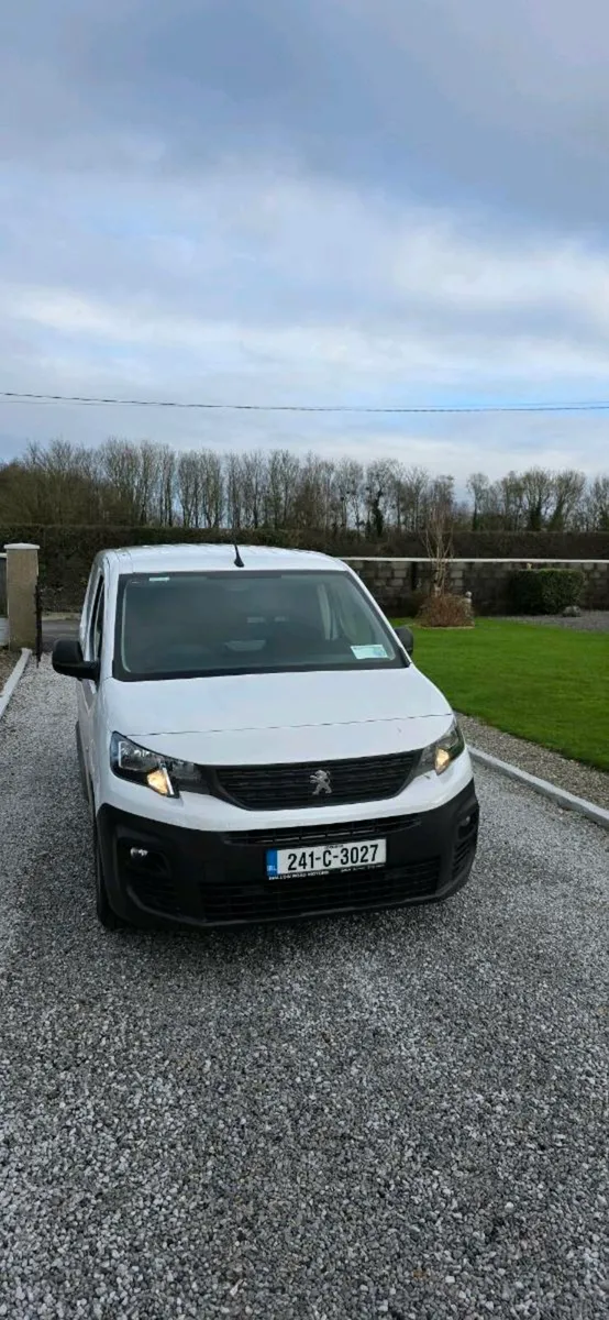 Peugeot Van Mint Still in dealer warranty - Image 2