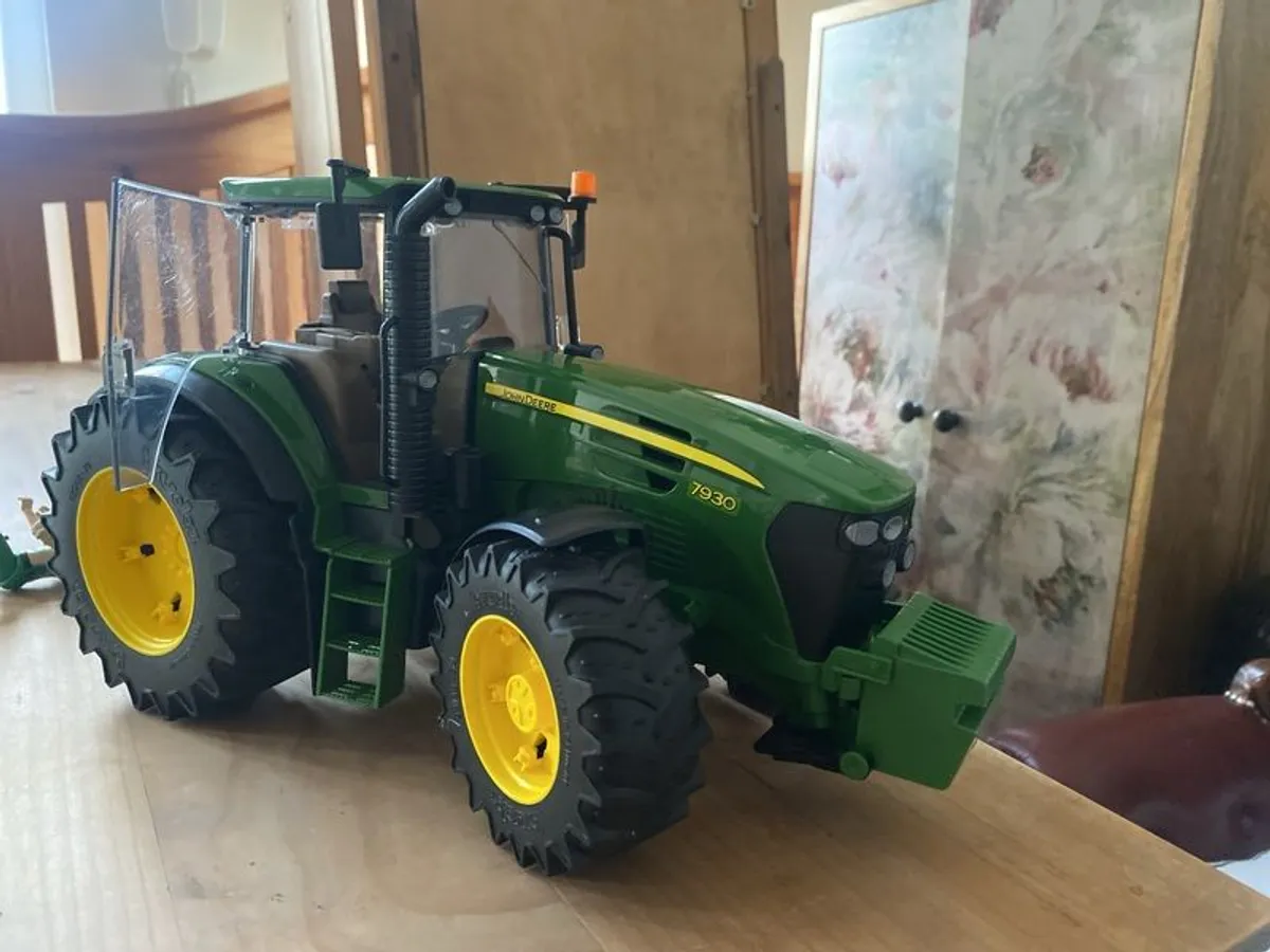 John Deere tractor, box and loader - Image 2