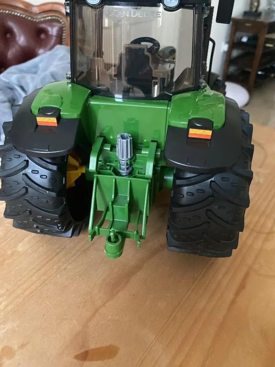 John Deere tractor, box and loader - Image 4