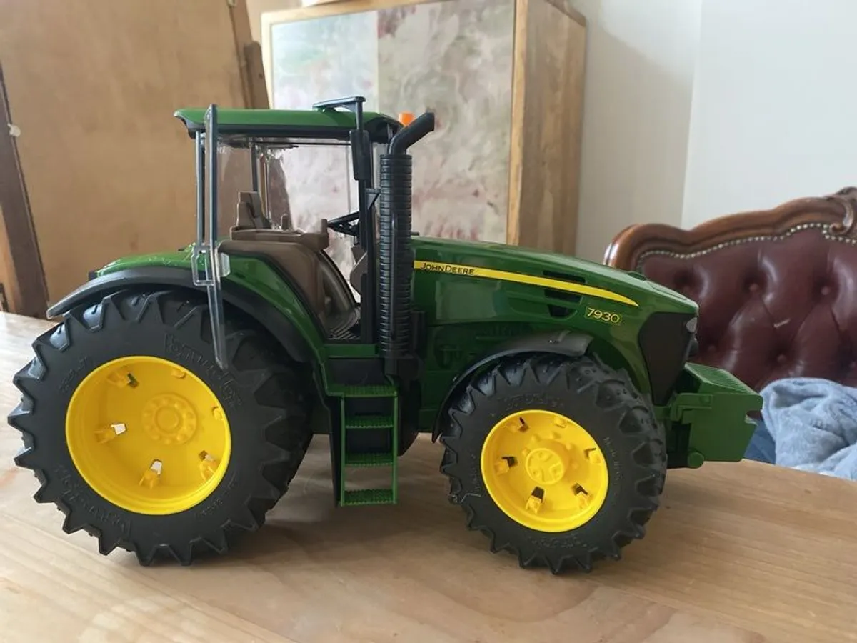 John Deere tractor, box and loader - Image 1