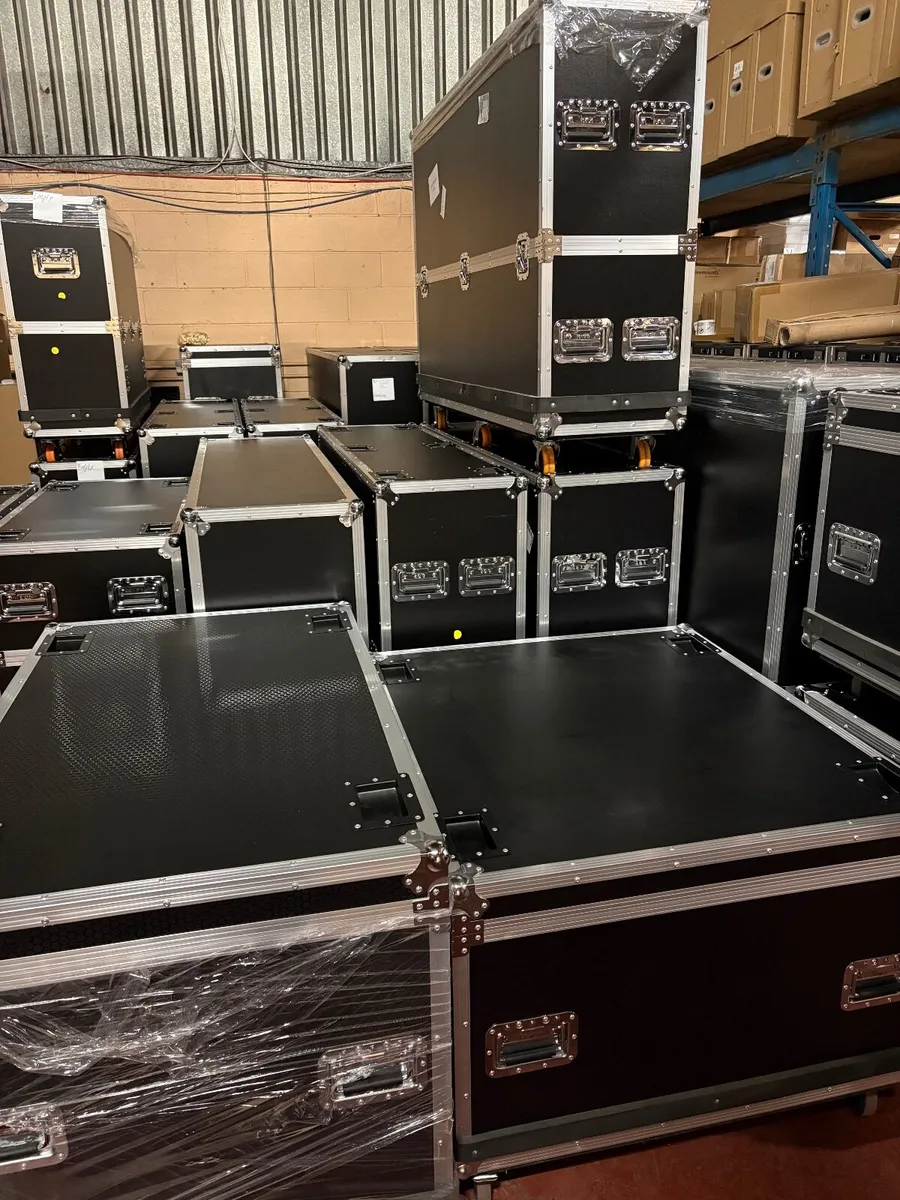PROFESSIONAL DUAL FLIGHT CASE FOR 2 X 65" TV'S - Image 2