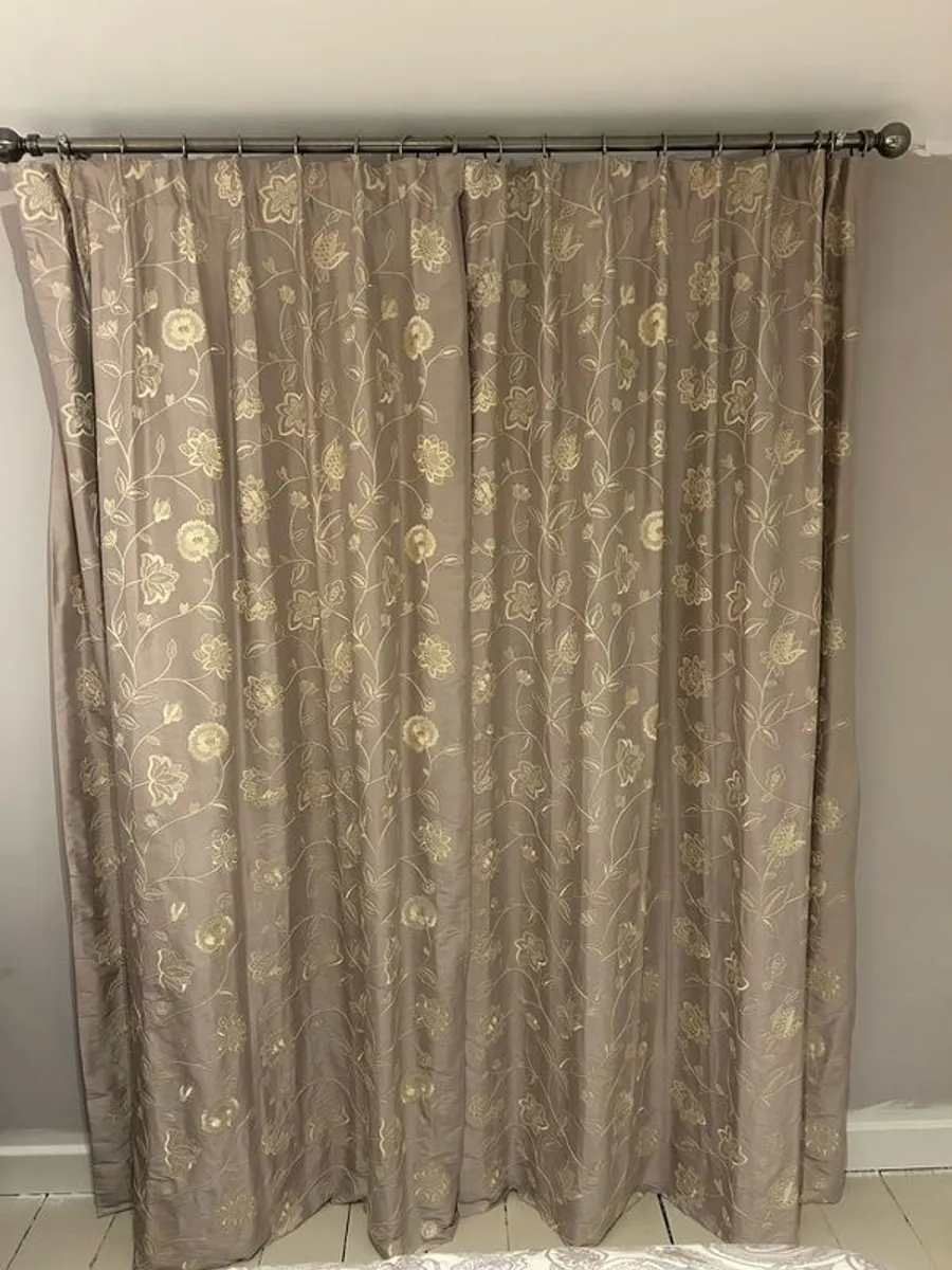 Curtains - Image 2