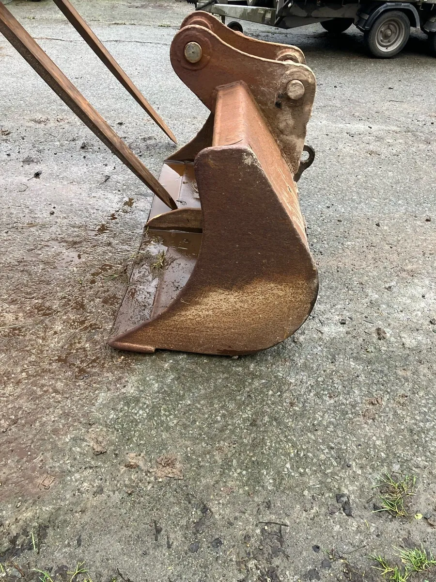 5’ 6” grading bucket. 65mm pins - Image 1