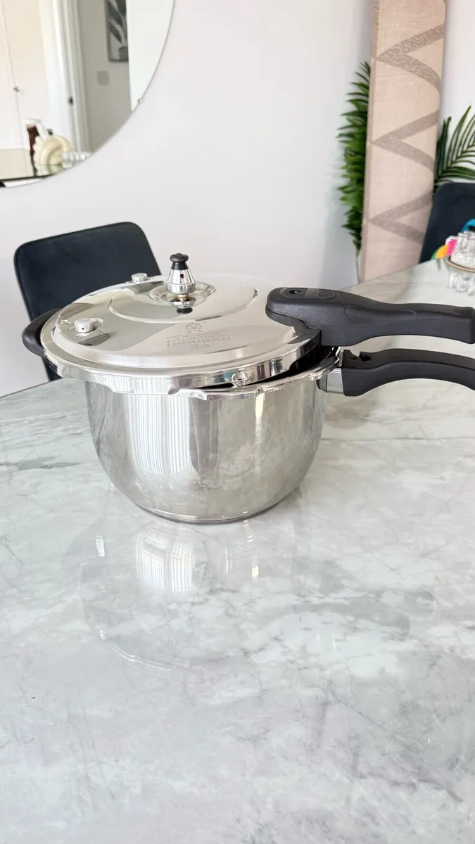 Pressure cooker steel and three cooking pots - Image 4