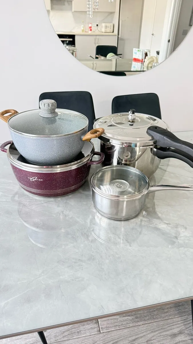 Pressure cooker steel and three cooking pots - Image 1