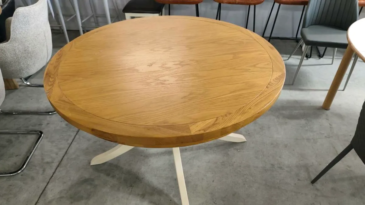 Round Oak dining table - Image 1