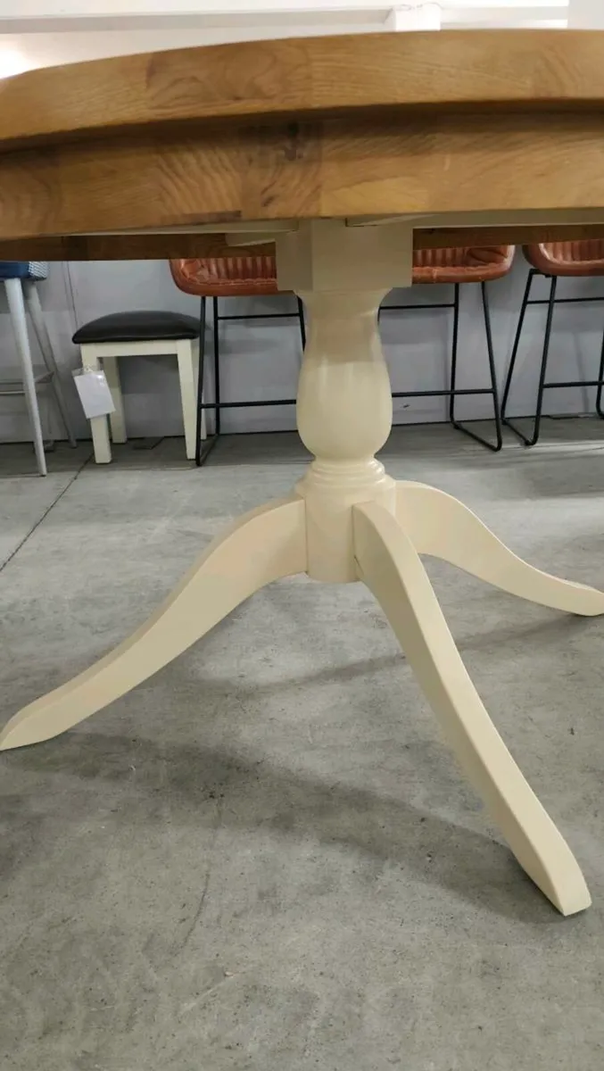 Round Oak dining table - Image 4