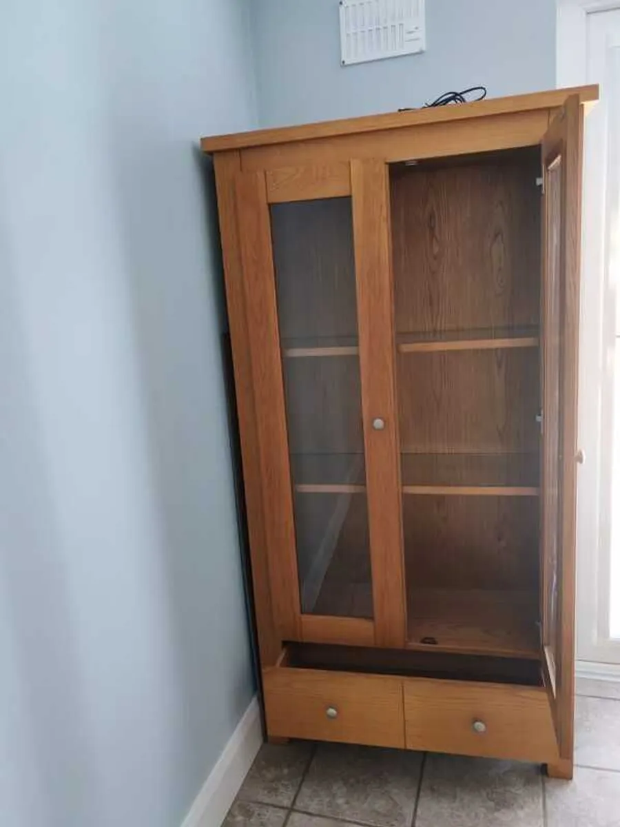 Solid oak display cabinet with light - Image 1