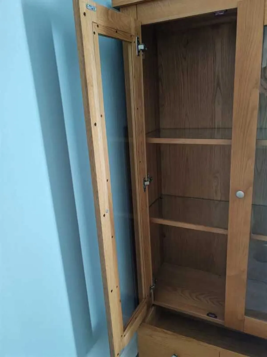 Solid oak display cabinet with light - Image 2