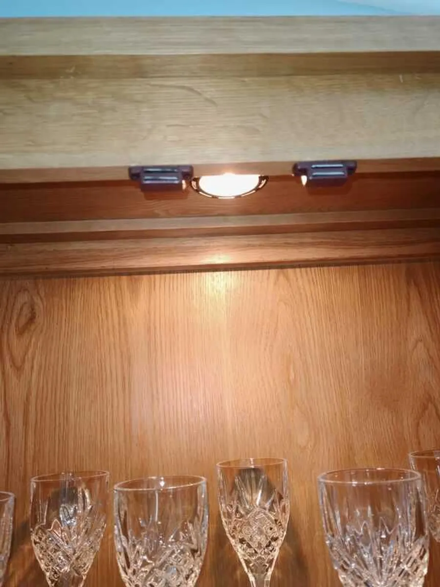 Solid oak display cabinet with light - Image 3