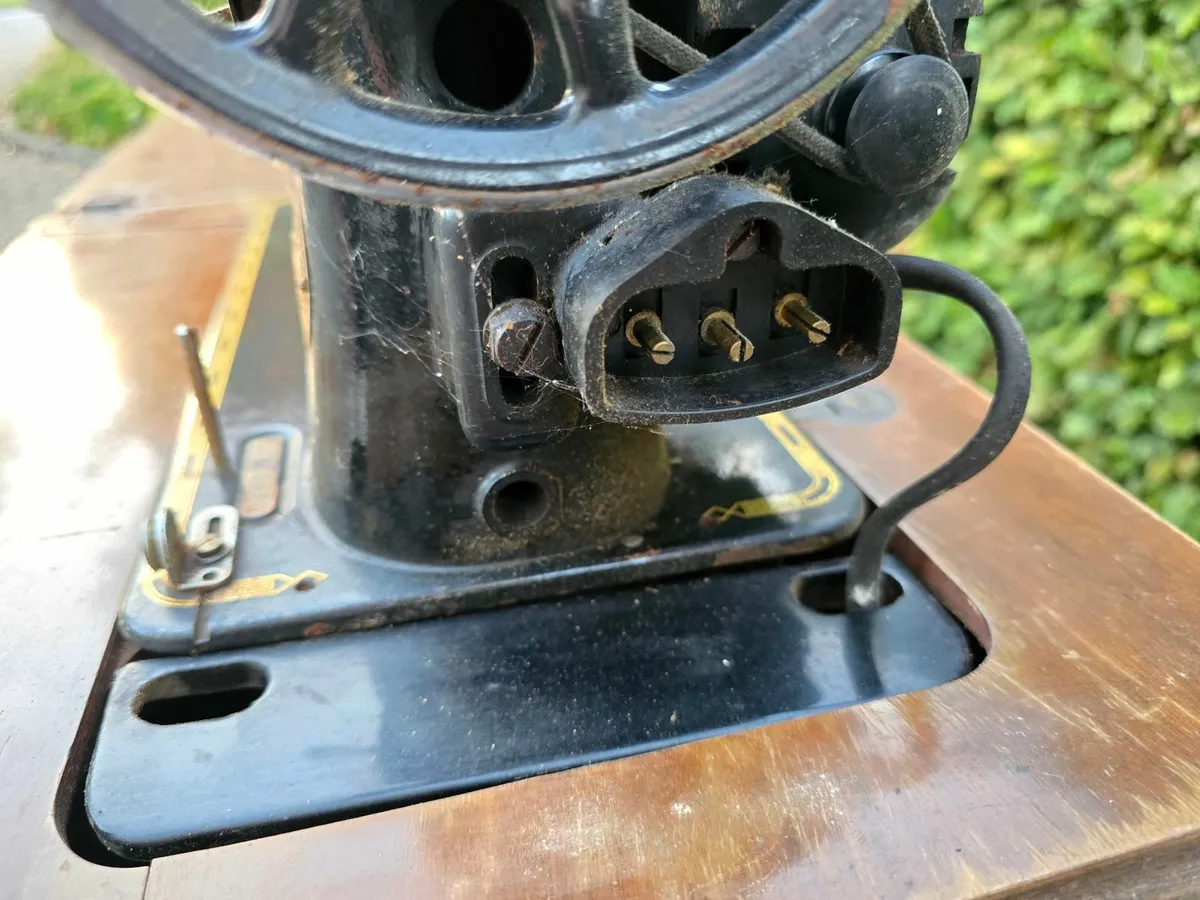 Singer Sewing Machine - Image 4