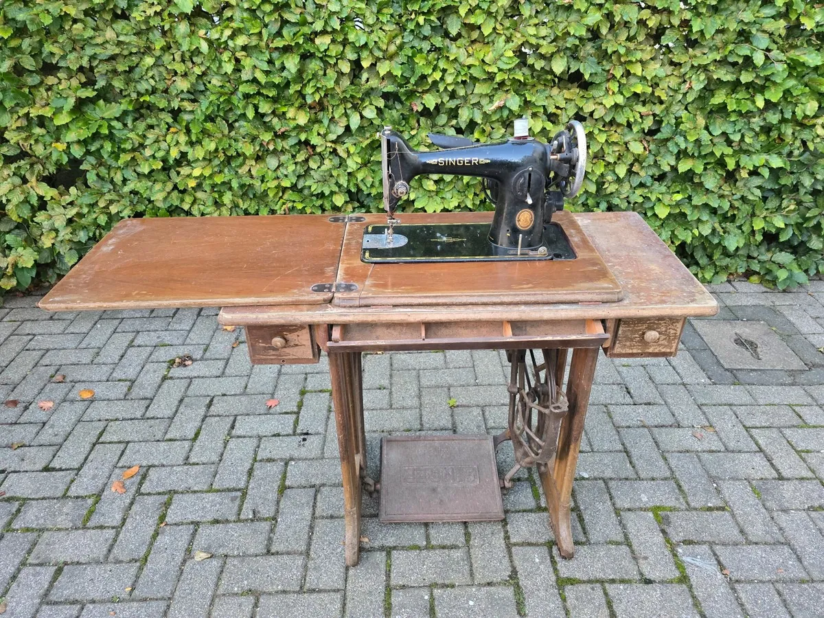 Singer Sewing Machine - Image 1