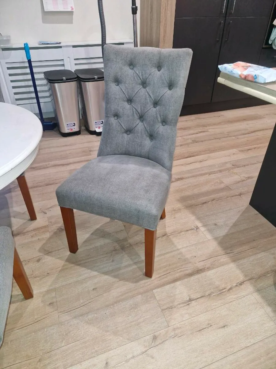 Table and chairs - Image 1