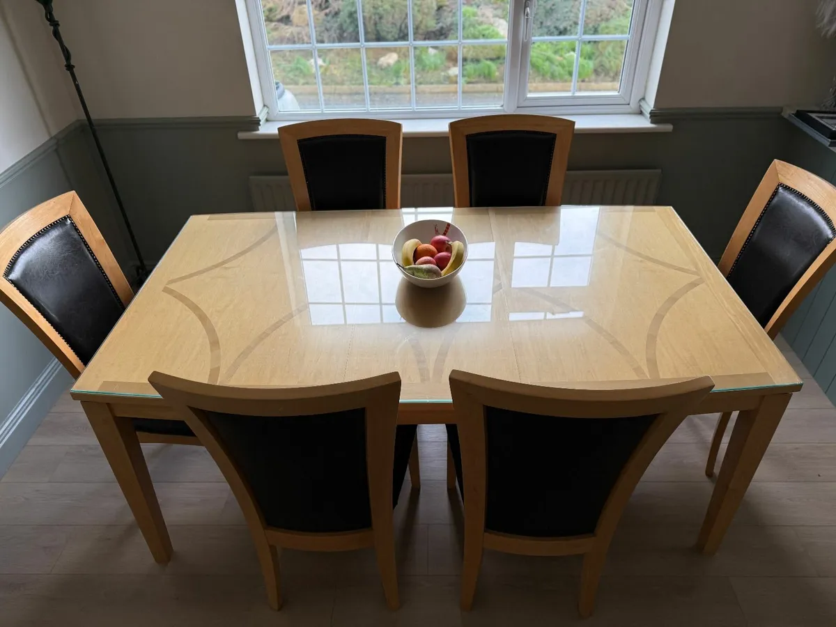 Dining table and 6 chairs - Image 3