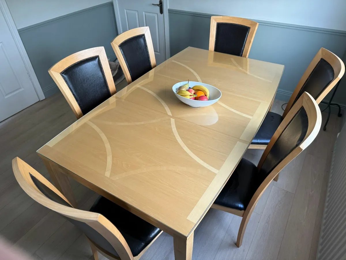 Dining table and 6 chairs - Image 4