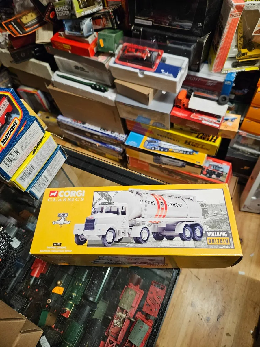 Corgi Scammel Tractor Unit and Tanker Trailer - Image 1