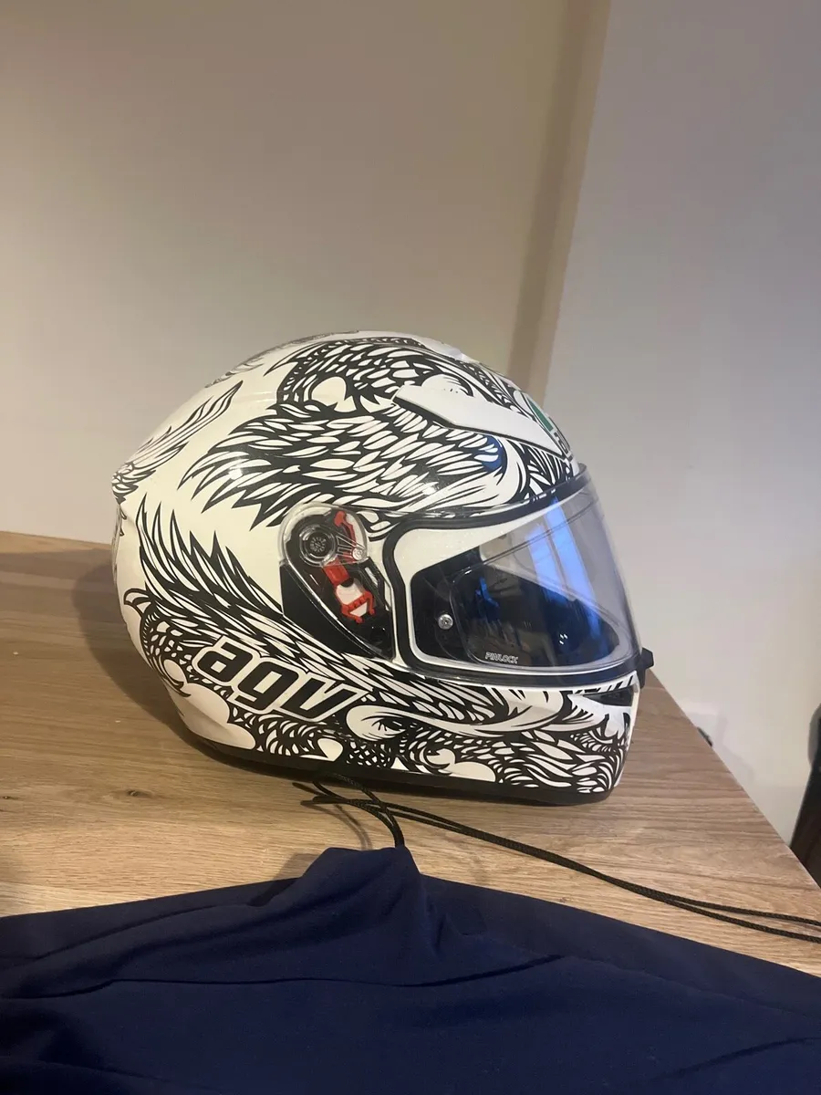 Motorcycle helmet - Image 1
