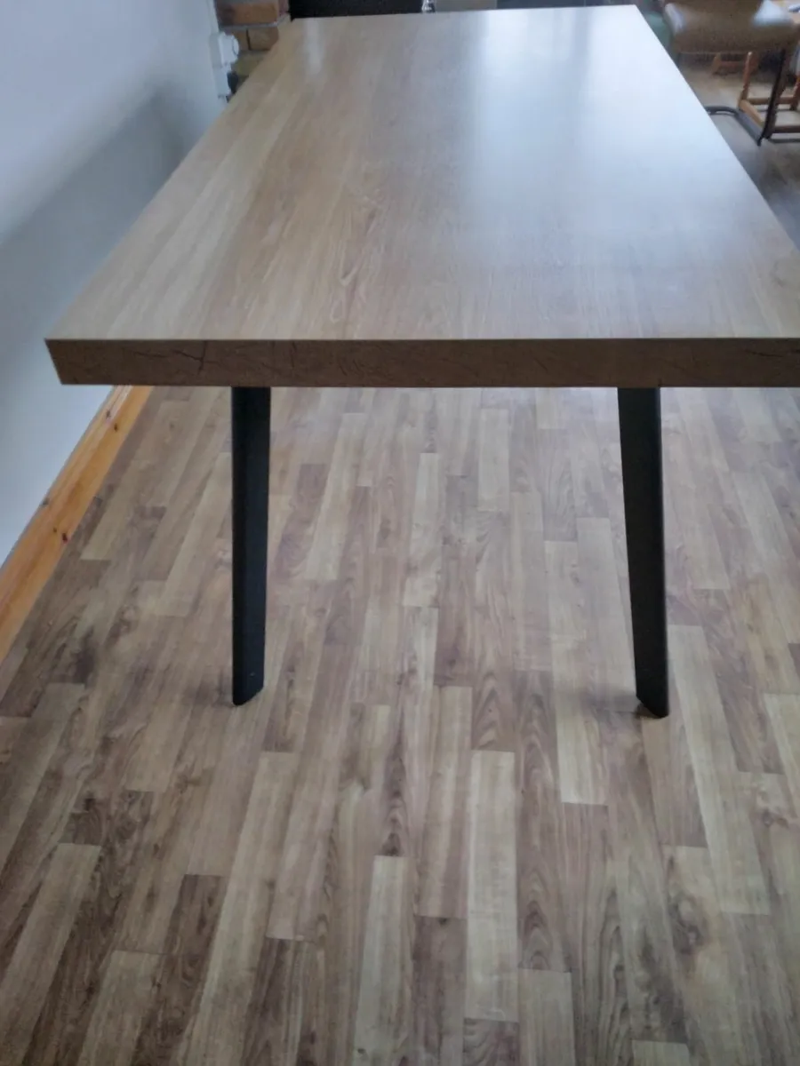 Dining  table - Image 1