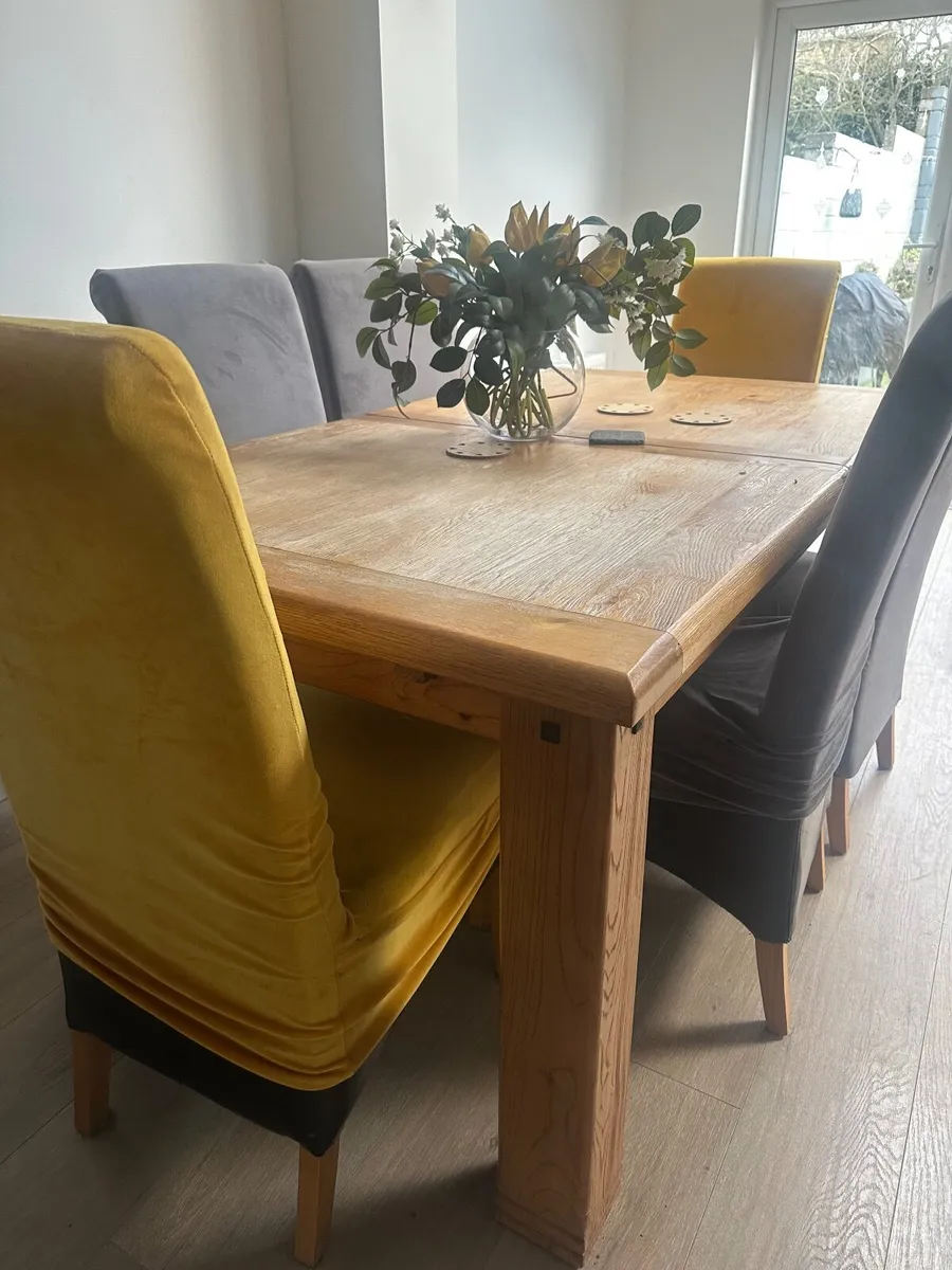 Table and chairs - Image 1