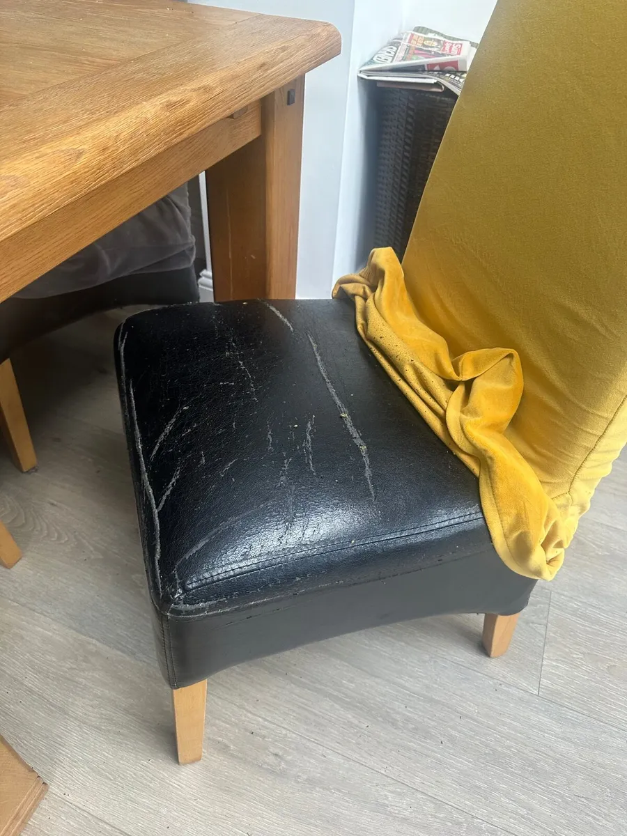 Table and chairs - Image 3