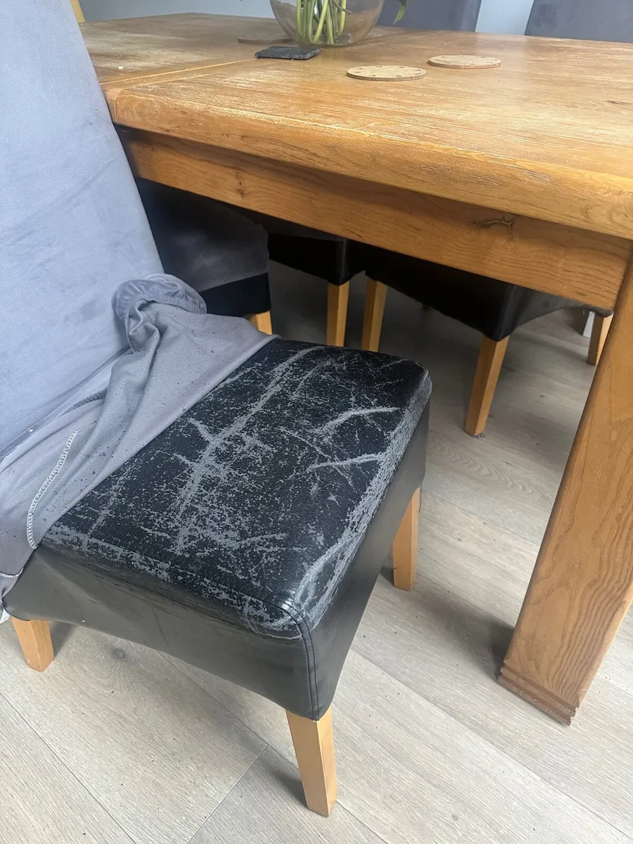 Table and chairs - Image 4