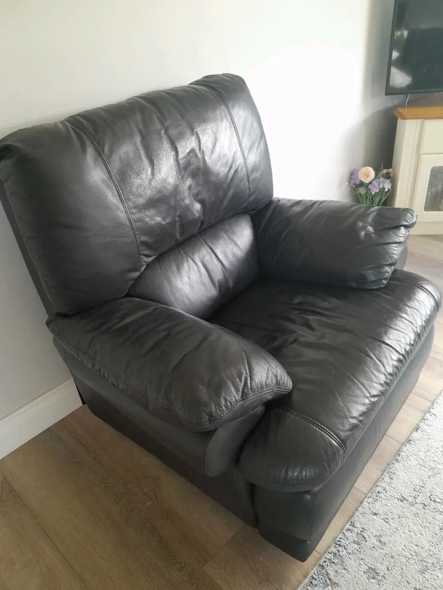 Seater sofa and two recliners - Image 3