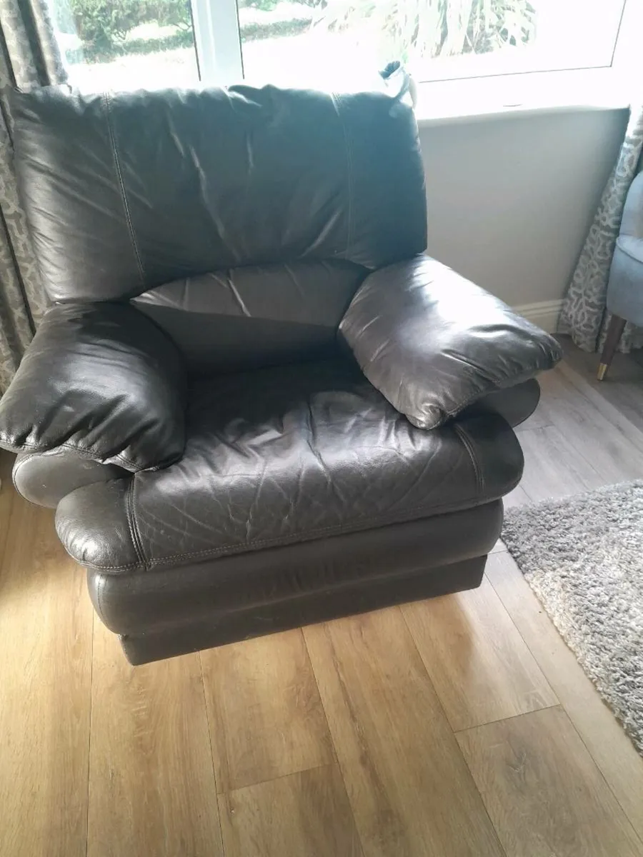 Seater sofa and two recliners - Image 4