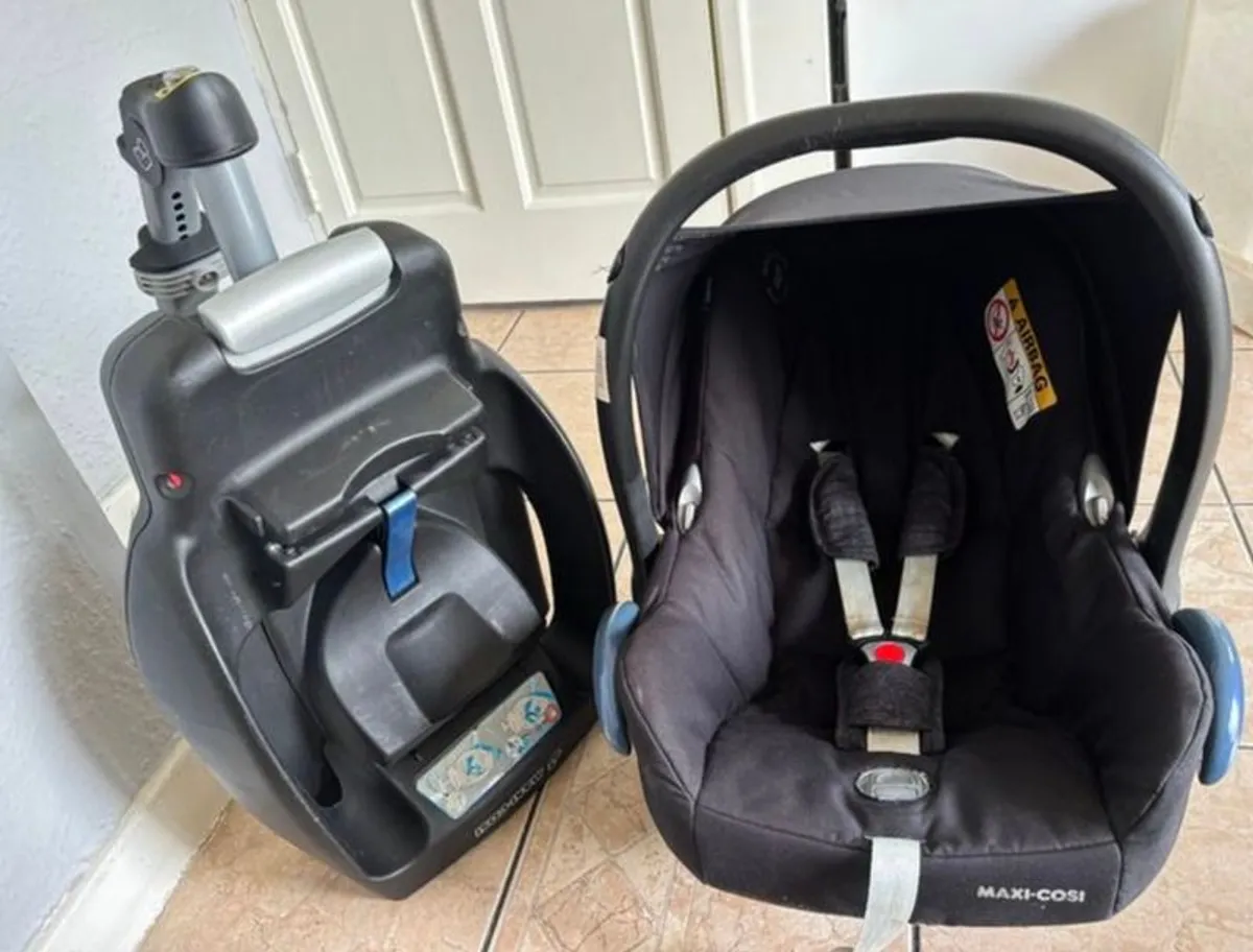 Maxi cosi car seat with a isofix base