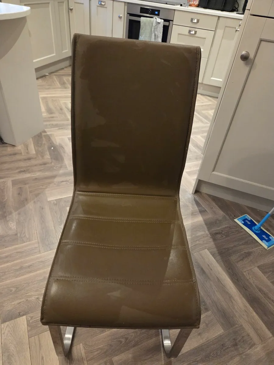 Table and chairs - Image 2