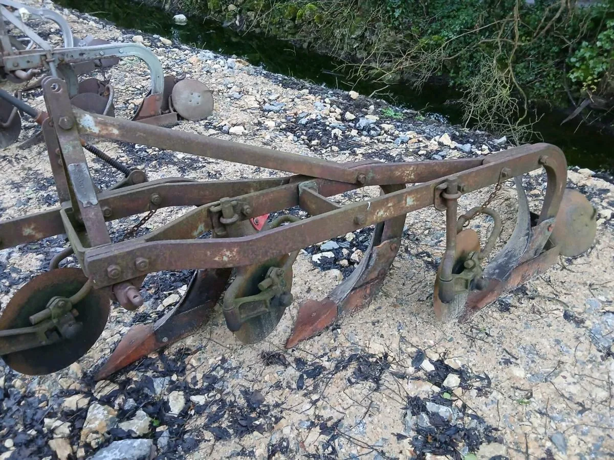 Ferguson 3 furrow plough - Image 1