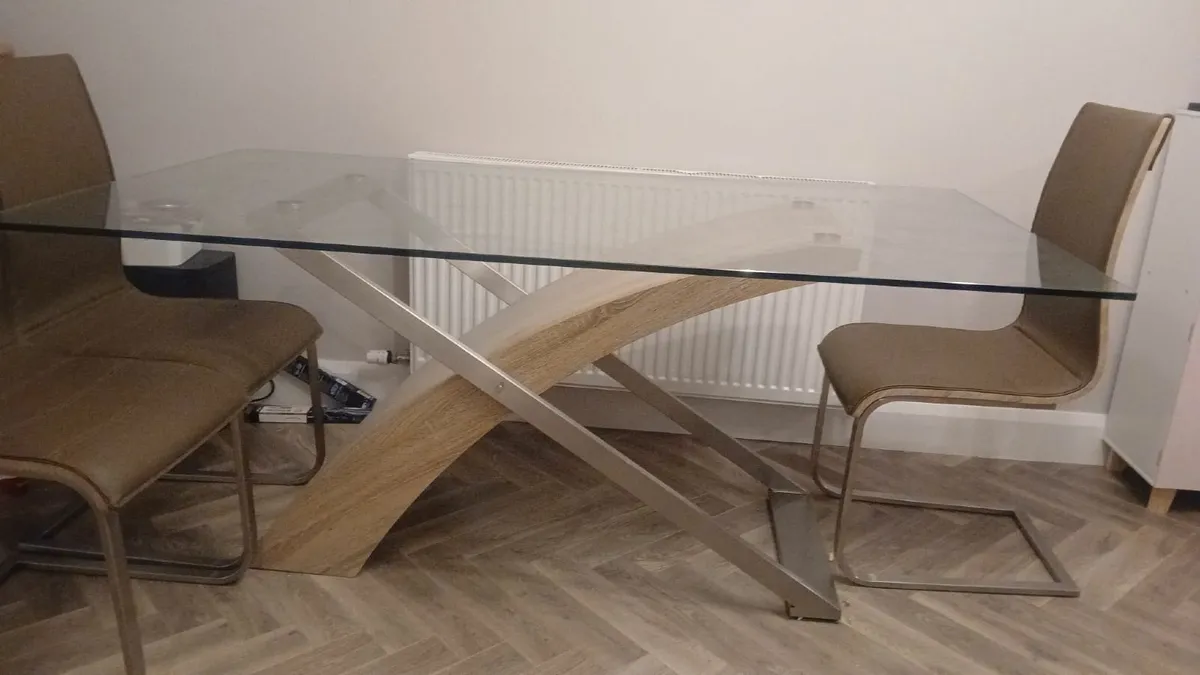 Table and chairs - Image 4