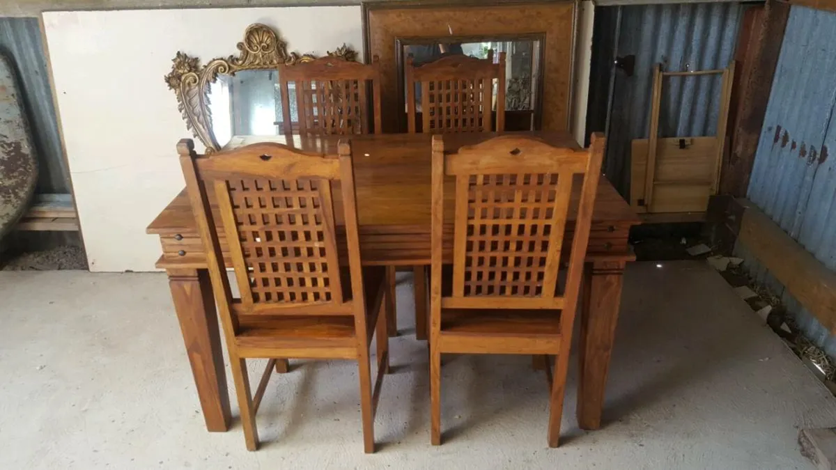 Table and chairs - Image 1