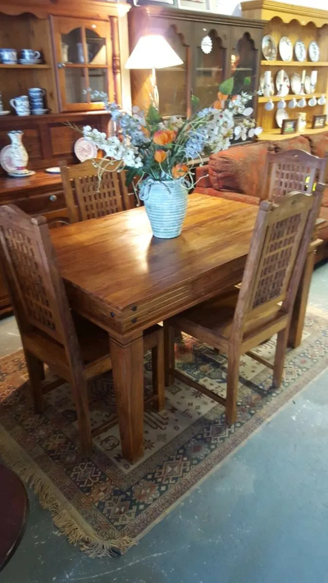 Table and chairs - Image 2