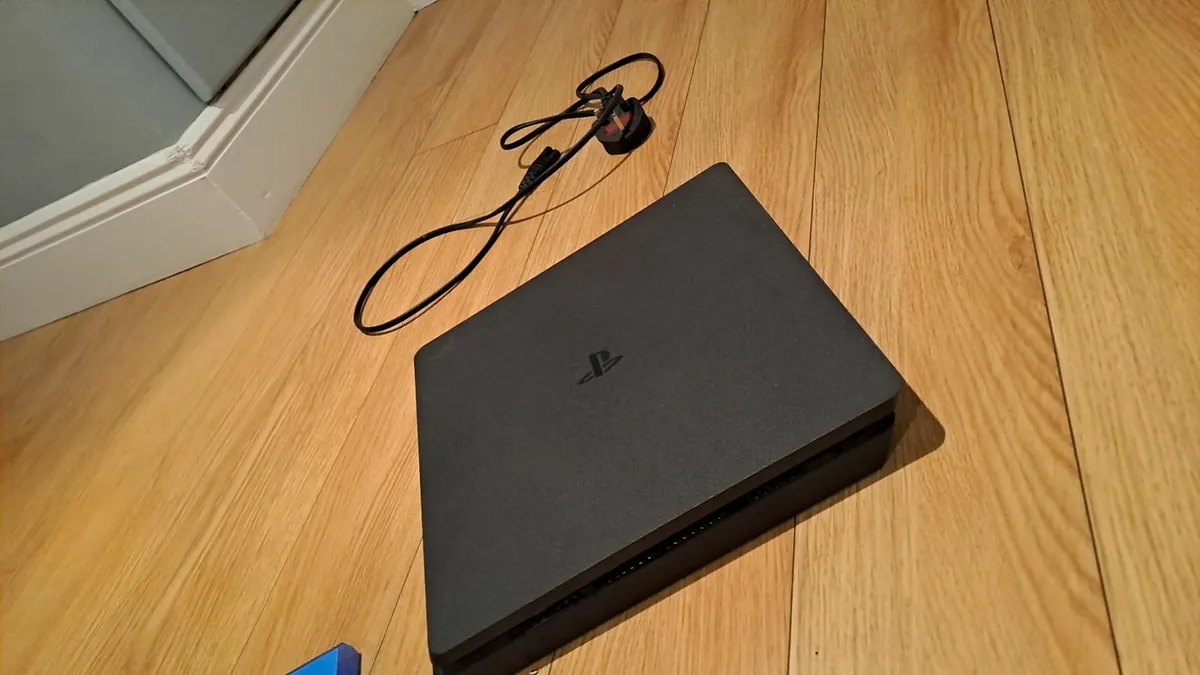 Playstion 4 with one controller and four games - Image 1