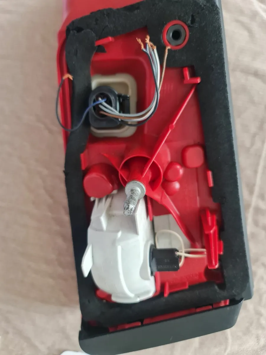 4G9945094B - Image 1