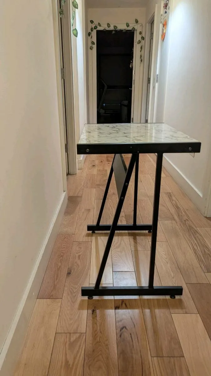 Office table - Image 1