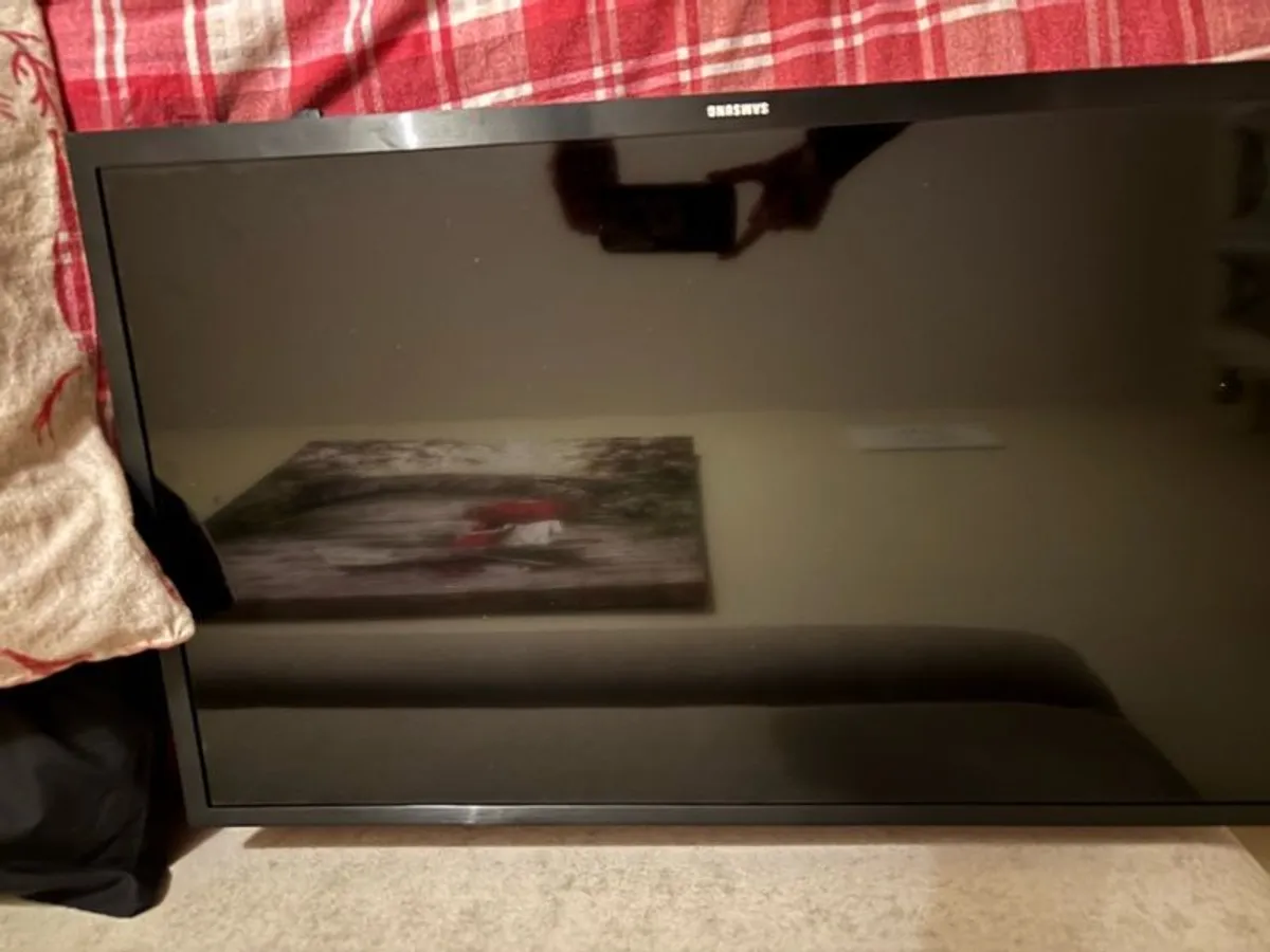 Samsung 32" HD Ready Smart LED TV - Image 1