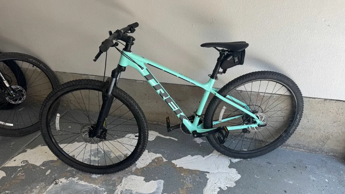 TREK MARLIN 4 MOUNTAIN BIKE - Image 1