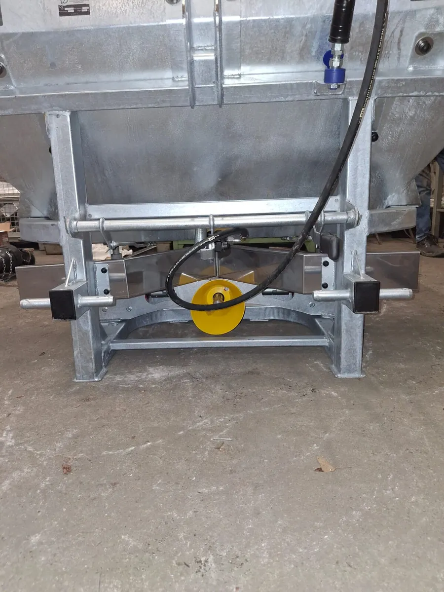 Fertiliser spreader Tolmet  DEALERS WANTED - Image 4