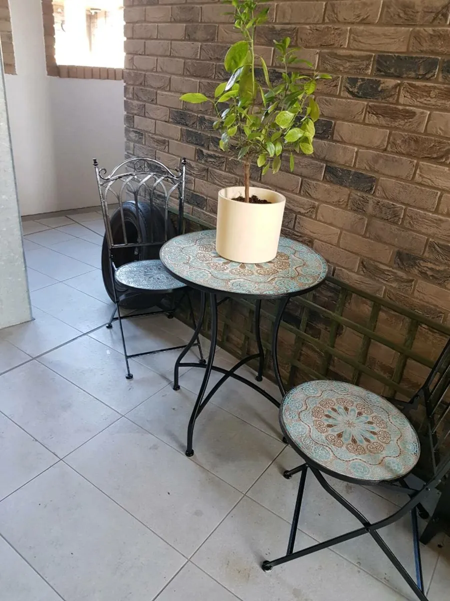 Bistro set( can deliver)