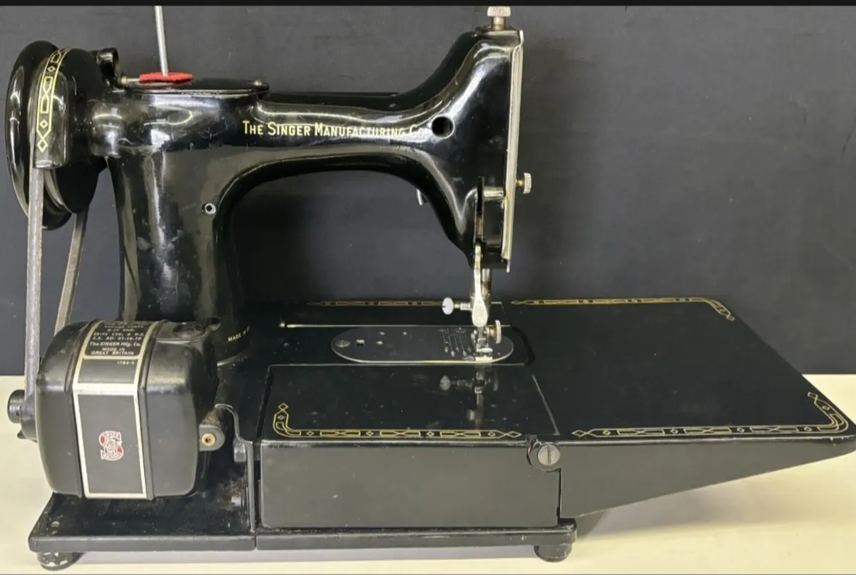 Singer 222K Feather weight sewing machine - Image 3