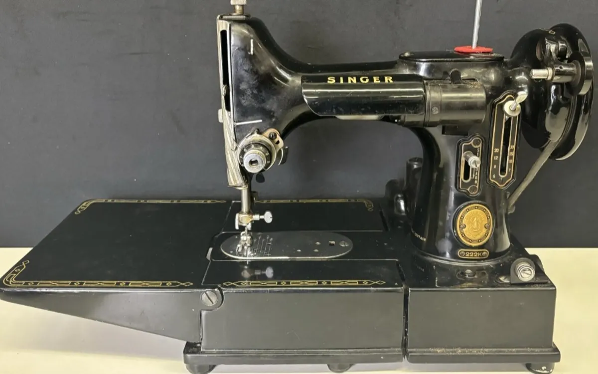Singer 222K Feather weight sewing machine - Image 2