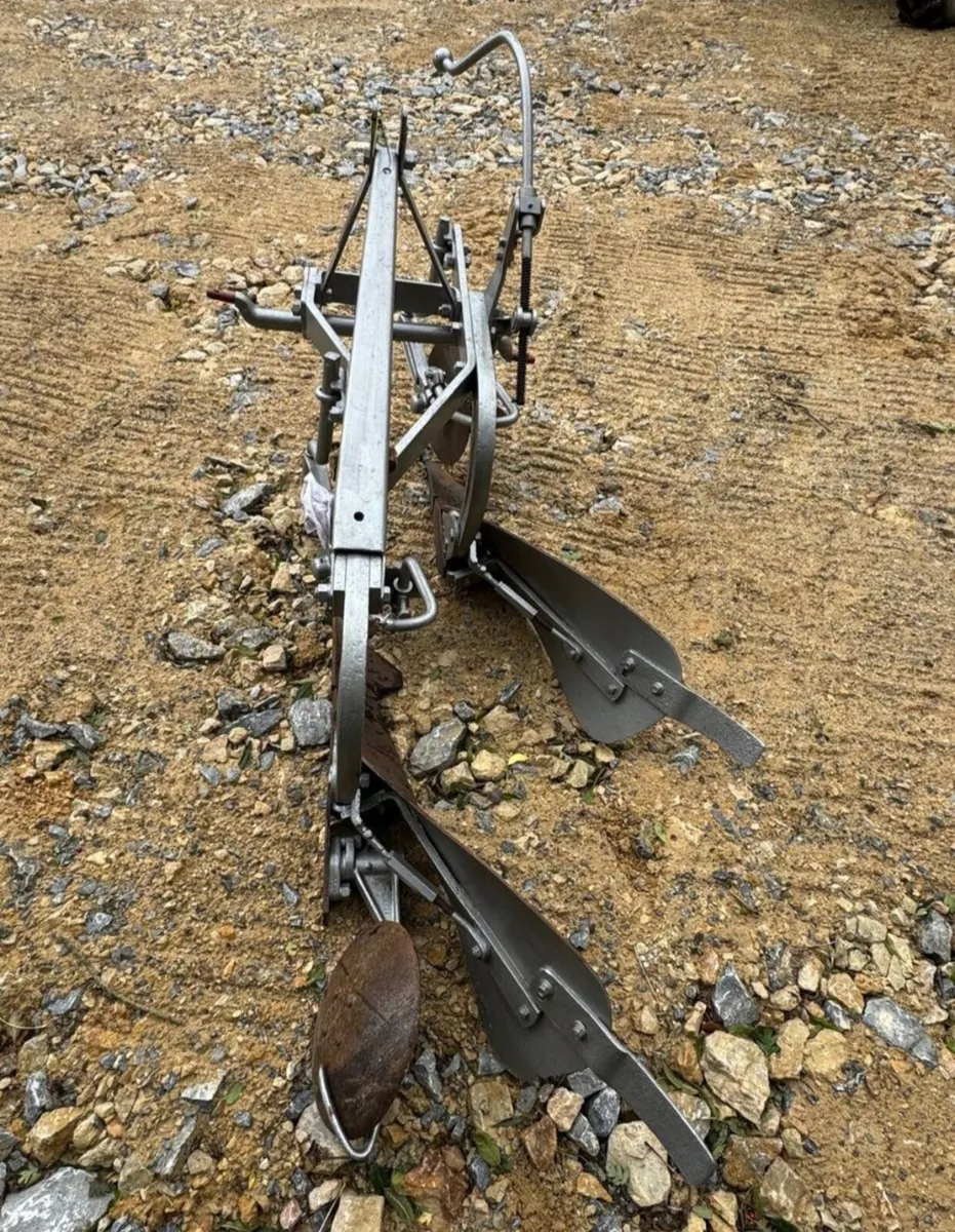 Massey Ferguson 2 furrow plough - Image 3