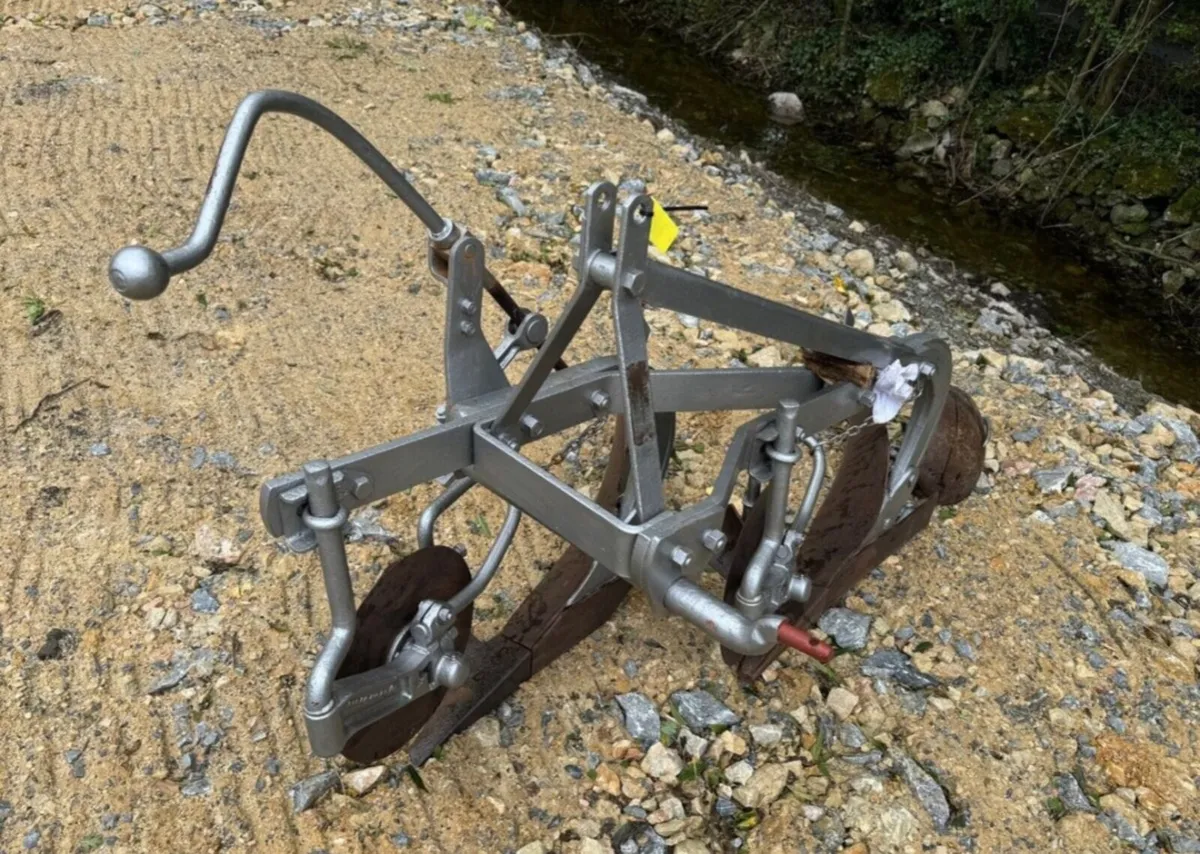 Massey Ferguson 2 furrow plough - Image 2
