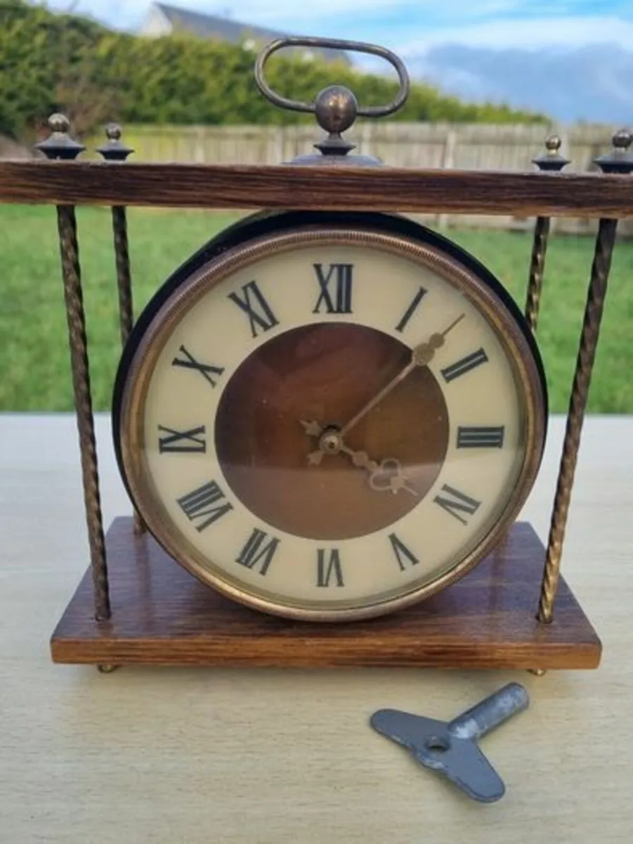 Vintage mantel clock/desk clock "Vesna" - Image 1